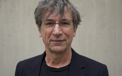 Mann mit Brille und grauen Haaren