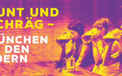 Drei Personen sitzen an einem Biertisch, jeder trinkt aus einem Masskrug und hört mit einem Walkman Musik.