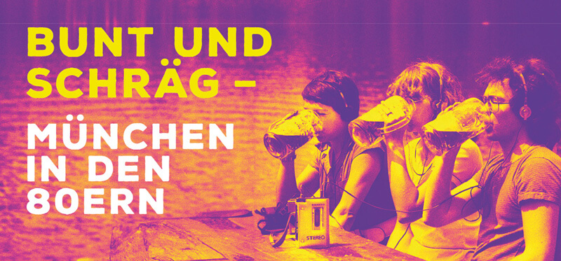 Drei Personen sitzen an einem Biertisch, jeder trinkt aus einem Masskrug und hört mit einem Walkman Musik.