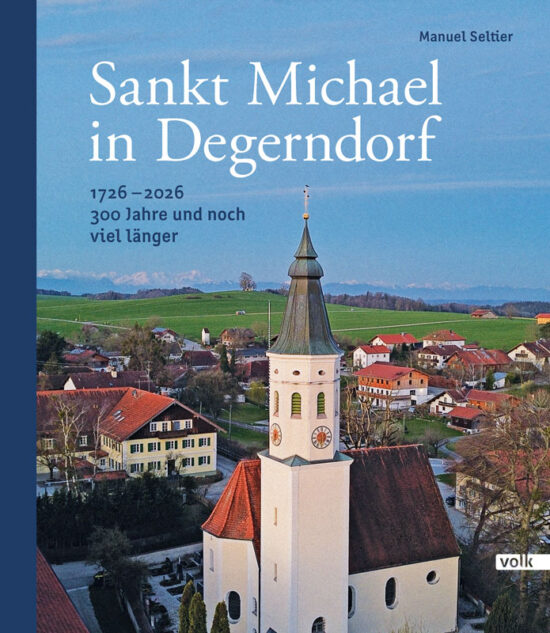 Bild der Pfarrkirche Sankt Michael, im Hintergrund Häuser in Degerndorf