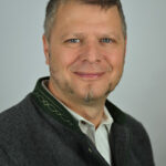 Ein Mann lächelt leicht