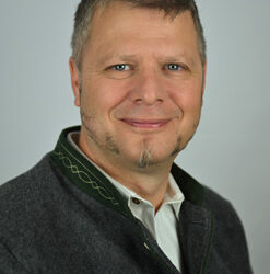 Ein Mann lächelt leicht