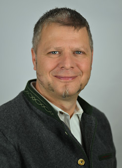 Ein Mann lächelt leicht