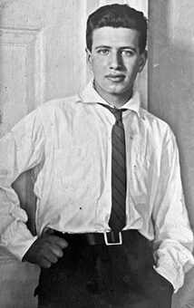 Hein Kohn als junger Mann in Hemd und Krawatte auf einem Foto