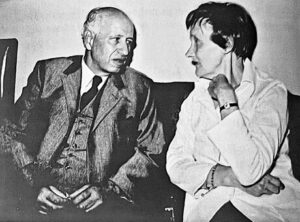 Hein Kohn sitzt neben Astrid Lindgren und unterhält sich mit ihr