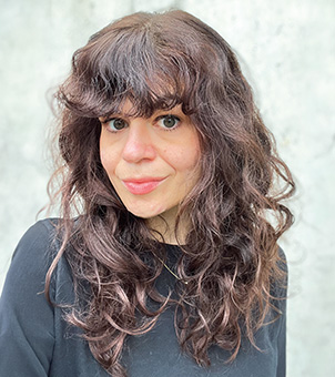 Junge Frau mit lockigen, braunen Haaren