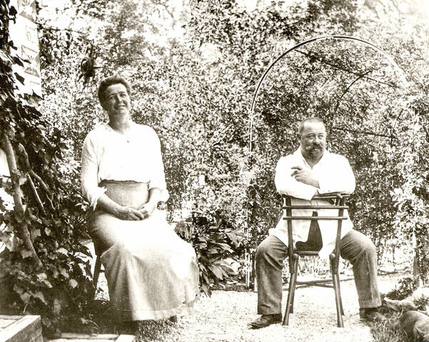 Max und Asta Ostenrieder in ihrem Garten am Weßlinger See