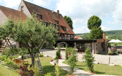 Außenbereich Hoffmanns-Keller Am Rande der historischen Hopfen- und Bierstadt Spalt gelegen, trennt den Hoffmanns-Keller nur ein kleiner Hügel vom Brombach- und Igelsbachsee, die zum Baden, Radeln, Wandern, Klettern, Schifffahren oder einfach nur zum Entspannen einladen.